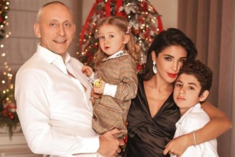 Санта Димопулос показала рождественские фото с семьей