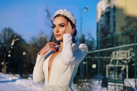 Слава Каминская озадачила фанов снимками в свадебном платье