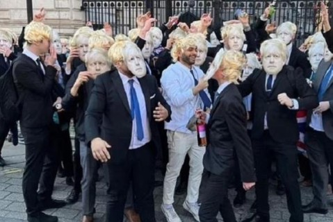 В центре Лондона британцы в масках устроили 