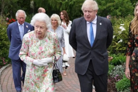 Борис Джонсон извинился перед королевой Елизаветой за вечеринку накануне похорон ее мужа