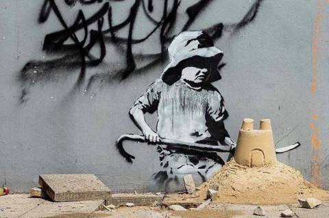 Жители в негодовании: граффити Бэнкси продали вместе со стеной